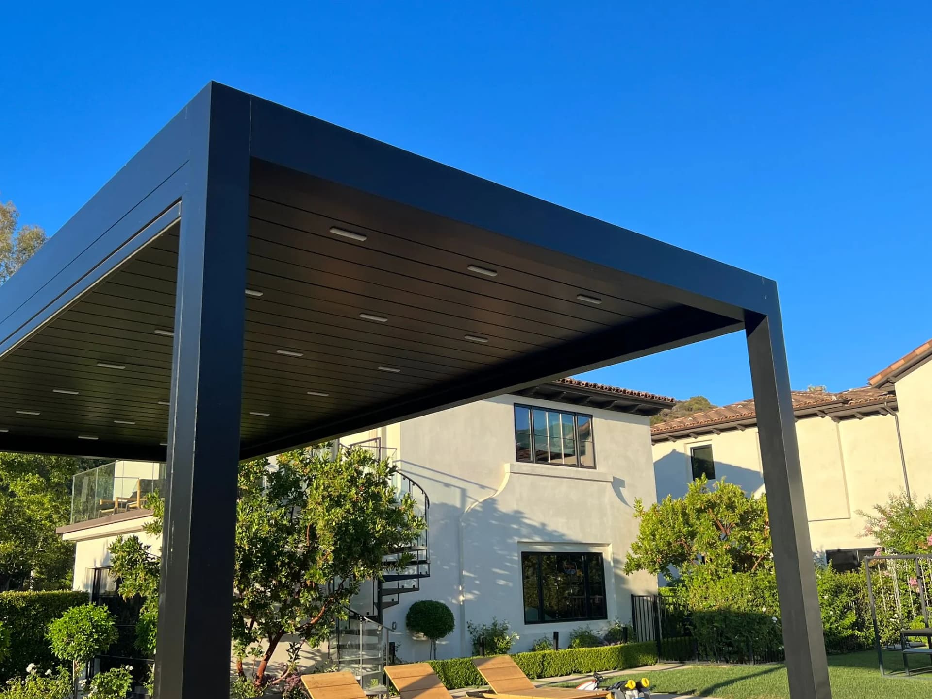 Tiltable vs Retractable Pergola: Which One Is Right for You?